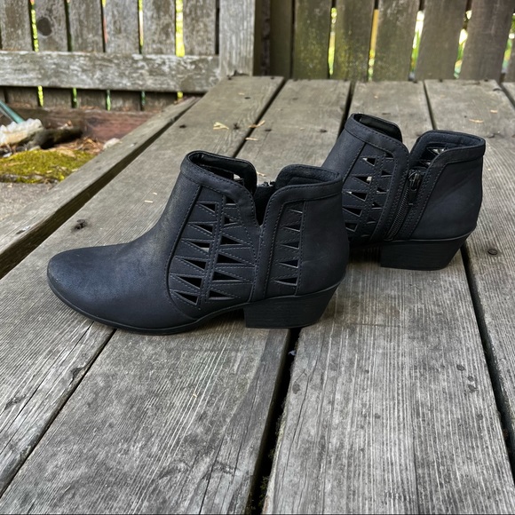 Soda Chance Black Perforated Cut Out Stacked Block Heel Ankle Booties Shoes Sz 7 - Picture 12 of 13